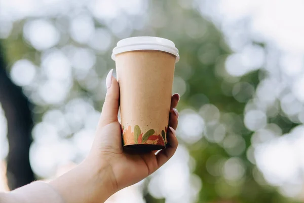 Bulanık Yeşil Arka Planda Kahve Dolu Kahve Fincanı Tutan Bir Telifsiz Stok Imajlar