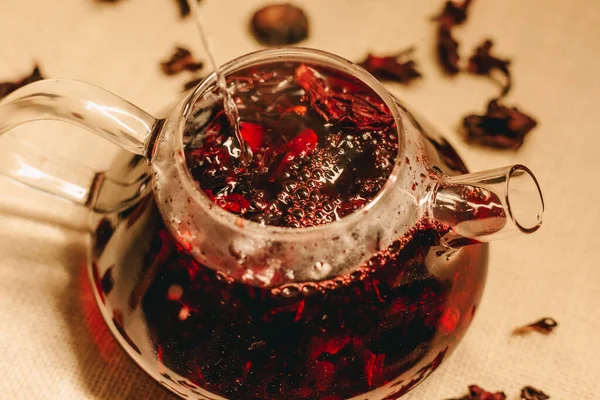 Cam Çaydanlığa Kaynar Dökmek Pembe Çay Yapıyorum Sıcak Çay Fotoşopu - Stok İmaj