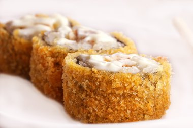 plaka üzerinde üç suşi