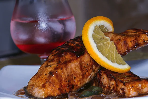 Salmón teriyaki con un vaso de bebida fría — Foto de Stock