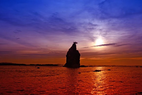 Pôr do sol na praia sawarna, banten, indonésia — Fotografia de Stock