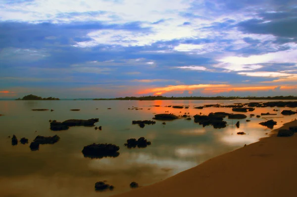 Lever de soleil de l'île de kelayang, belitung, indonesia — Photo