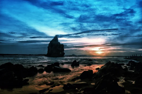 Pôr do sol na praia sawarna, banten, indonésia, céu azul — Fotografia de Stock