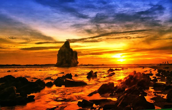 Puesta de sol en la playa de sawarna, banten, indonesia, azul y cielo dorado — Foto de Stock