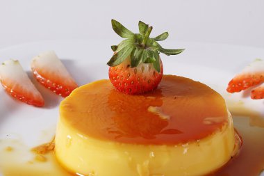 Limonlu puding ile karamel, beyaz arka plan ile izole