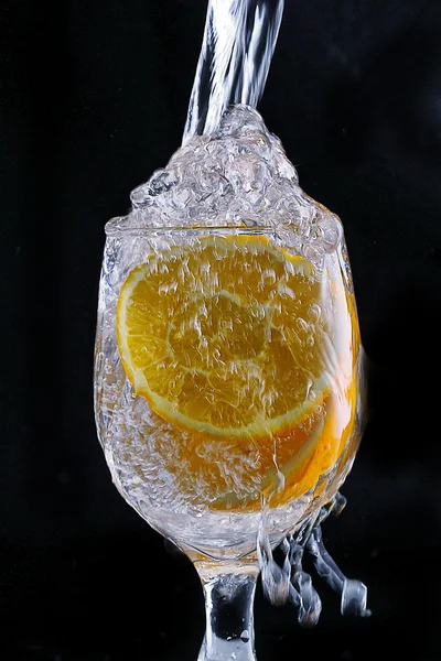 Citronskivor gör bubblor i glaset — Stockfoto