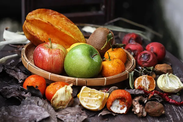 Chiudi frutta e spezie marce — Foto Stock