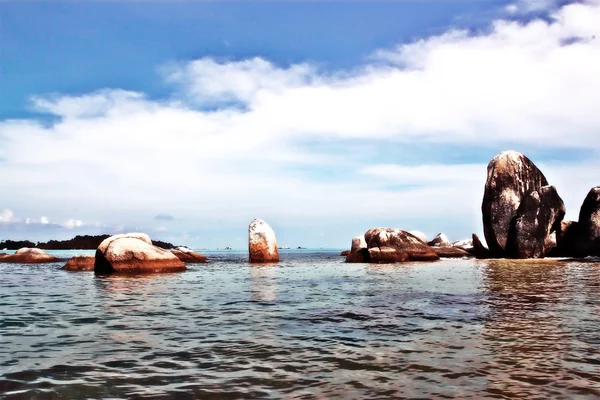 Rochas e o mar da Ilha Belitung — Fotografia de Stock