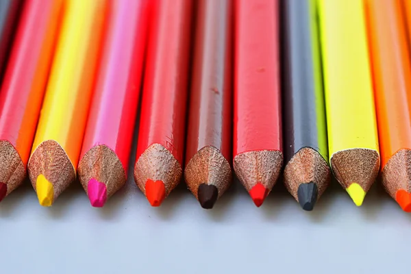 Crayon de couleur avec forme droite, fond blanc — Photo