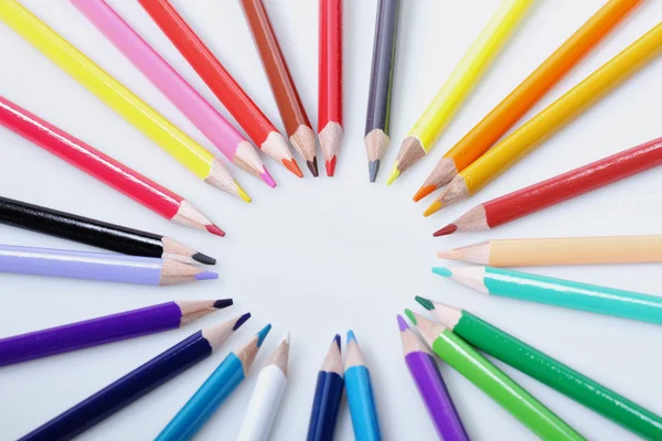 Crayon de couleur avec forme O, fond blanc — Photo