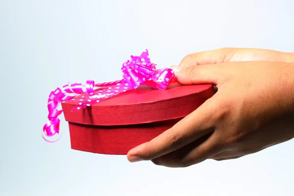 Caja de San Valentín con cinta en ella, dar a alguien, fondo blanco — Foto de Stock