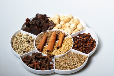 Mix baharat beyaz kaplama, beyaz arka plan üzerinde