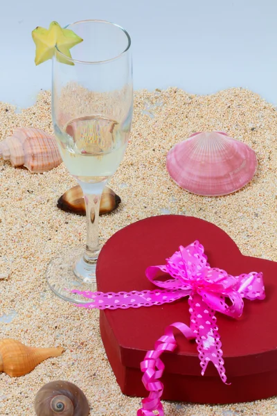 Scatola a nastro di San Valentino e un bicchiere di vino, fondo bianco macinato — Foto Stock