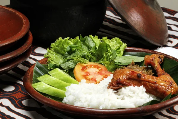 Nasi, sayuran dan ayam goreng — Stok Foto