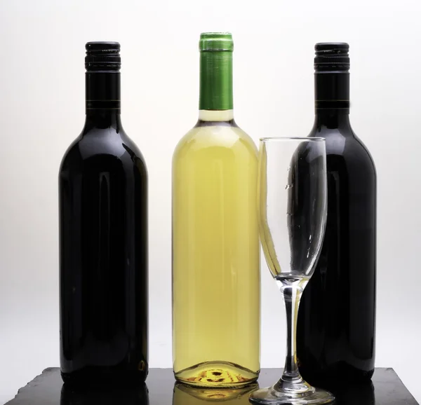 Красное вино и белое на камне — стоковое фото