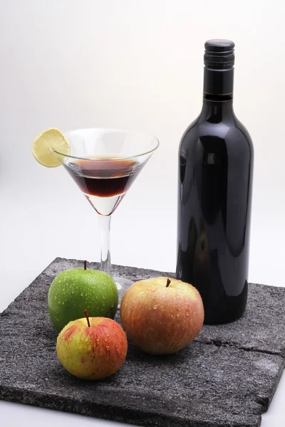 Rotwein und Äpfel — Stockfoto