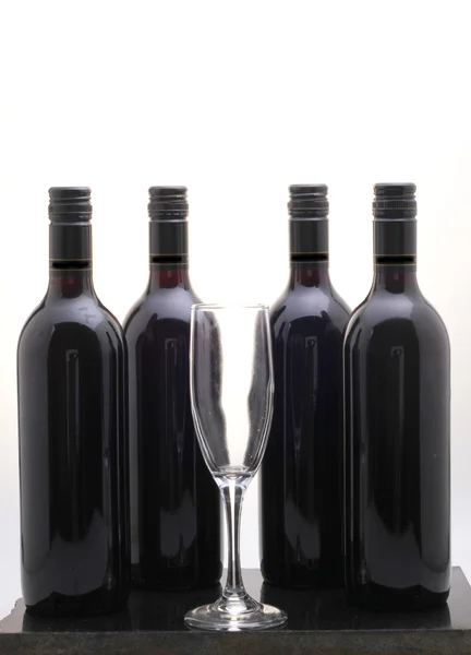 Schwarze Flaschen Rotwein und Glas — Stockfoto