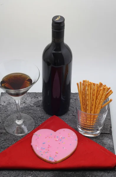 Vino tinto y tarta de San Valentín — Foto de Stock