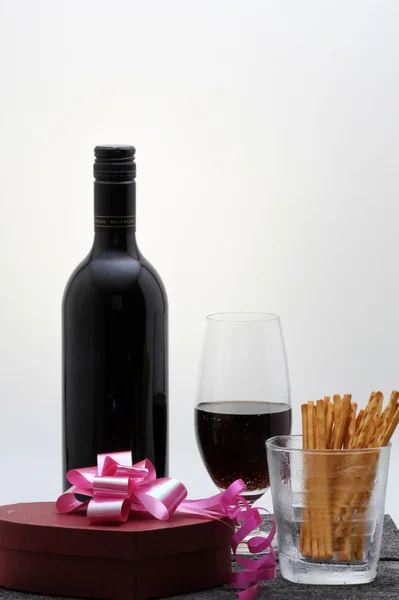 Rotwein und Geschenk — Stockfoto