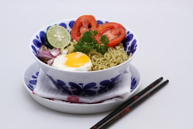 Çin kapta, izole beyaz arka plan noodle