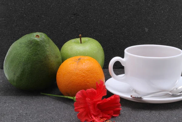 Hot tea and fruits — Stock Photo, Image