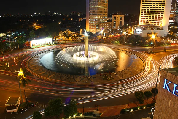 Air mancur kota di malam hari — Stok Foto