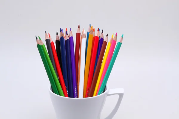 Цветные карандаши в белой чашке — стоковое фото