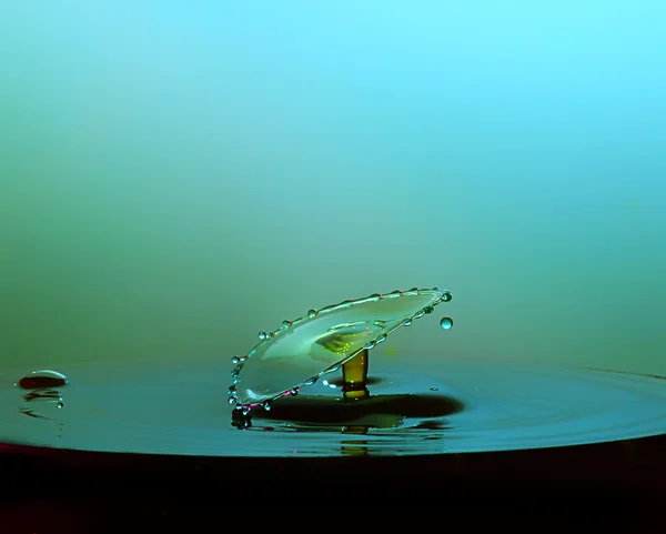 Gotas de água verde em vidro — Fotografia de Stock