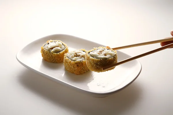 Japansk mat, Kalifornien sushi rulle, isolerade vit bakgrund — Stockfoto