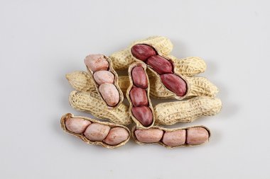 Fıstık beyaz masa üzerinde