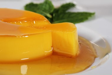 portakal puding nane ile süslenmiş, beyaz arka plan izole