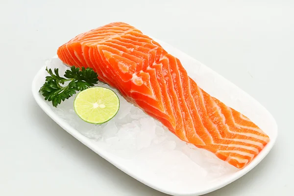 Carne de pescado de salmón con fondo blanco aislado y decorado — Foto de Stock