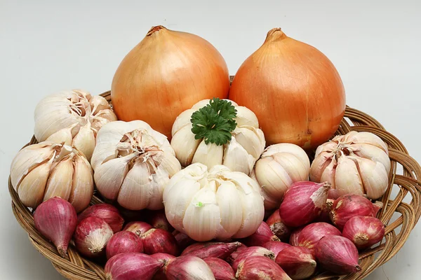 Cebolla y ajo en cesta, fondo blanco aislado — Foto de Stock