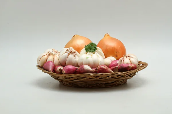Onion and garlic on basket, isolated white background — Stock Photo, Image