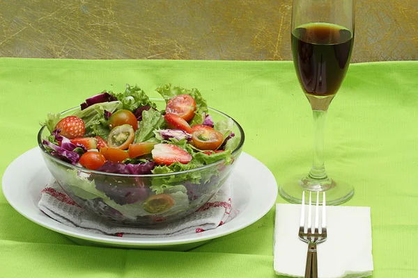 Grüner Salat, Gemüse und Obst, isoliert auf grünem Hintergrund — Stockfoto