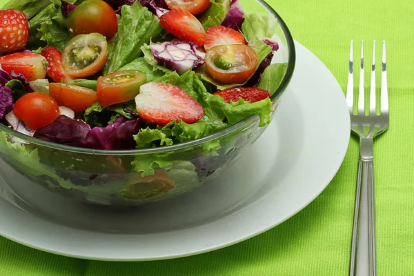 Зеленый салат, овощи и фрукты, изолированные на зеленом фоне — стоковое фото