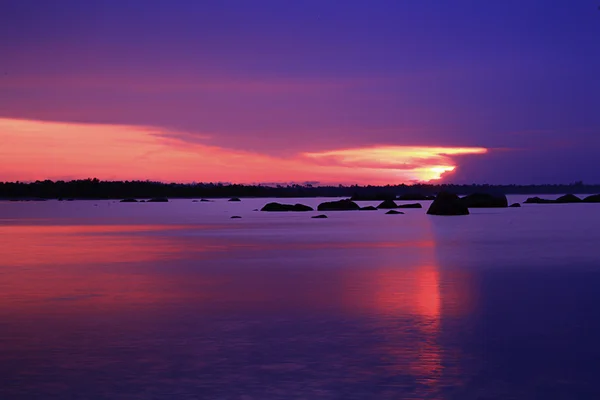Pôr do sol na ilha tanjung tinggi belitung indonésia — Fotografia de Stock