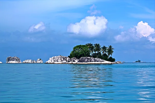 Rock island av belitung Indonesien — Stockfoto