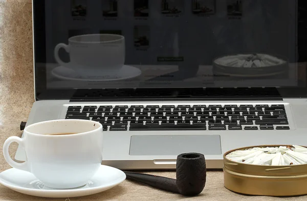 Pipe on wood table — Stock Photo, Image