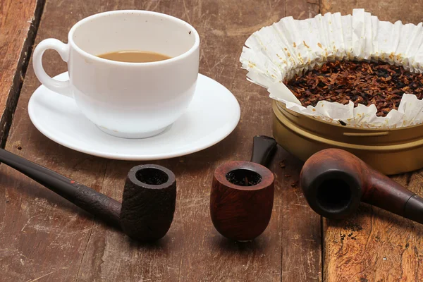 Pipe on wood table — Stock Photo, Image