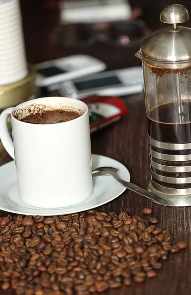 Kopje koffie op de rustieke tabel — Stockfoto