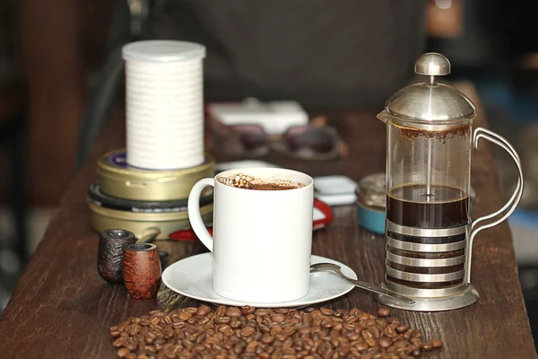 Taza de café en la mesa rústica — Foto de Stock