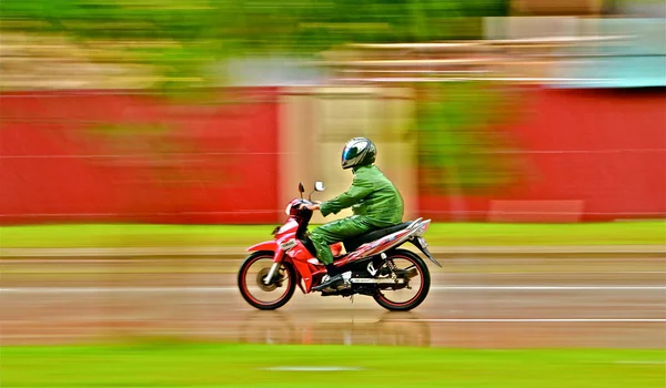남자는 오토바이 타고 — 스톡 사진