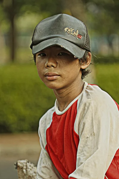 Joven recolector de basura en la calle — Foto de Stock