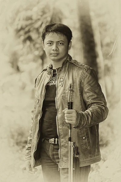 Young handsome guy with the gun — Stock Photo, Image