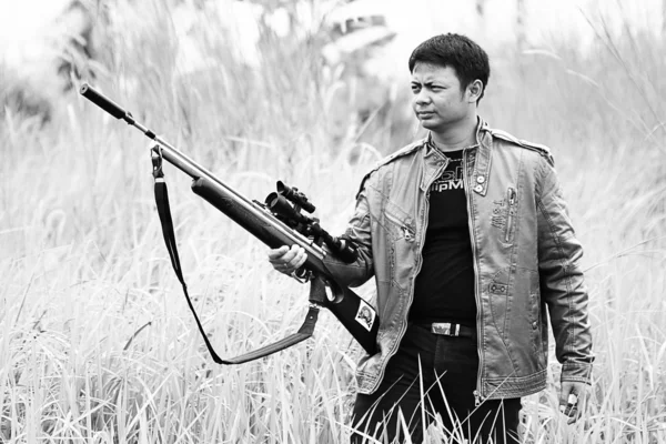 Young handsome guy with the gun — Stock Photo, Image