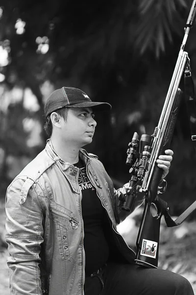 Jovem bonitão com a arma — Fotografia de Stock