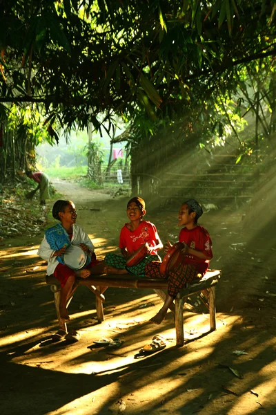 Niños jugando y estudiando — Foto de Stock