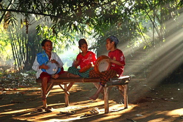 Niños jugando y estudiando — Foto de Stock