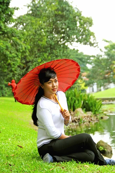 Senhora com guarda-chuva vermelho — Fotografia de Stock